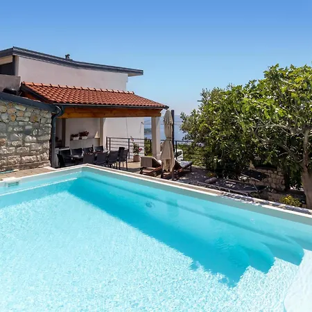 Case de vacanță In With Kitchen Grmani